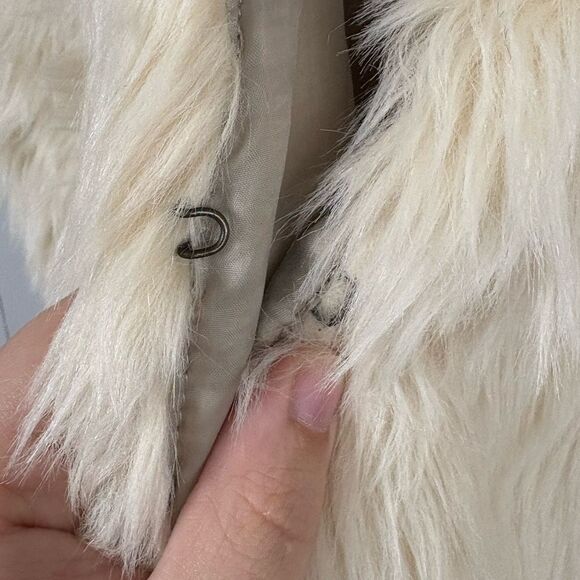 H&M L.O.G.G. Off White Faux Fur Gilet Sleeveless Vest Size Medium Showgirl Boho - Picture 3 of 8